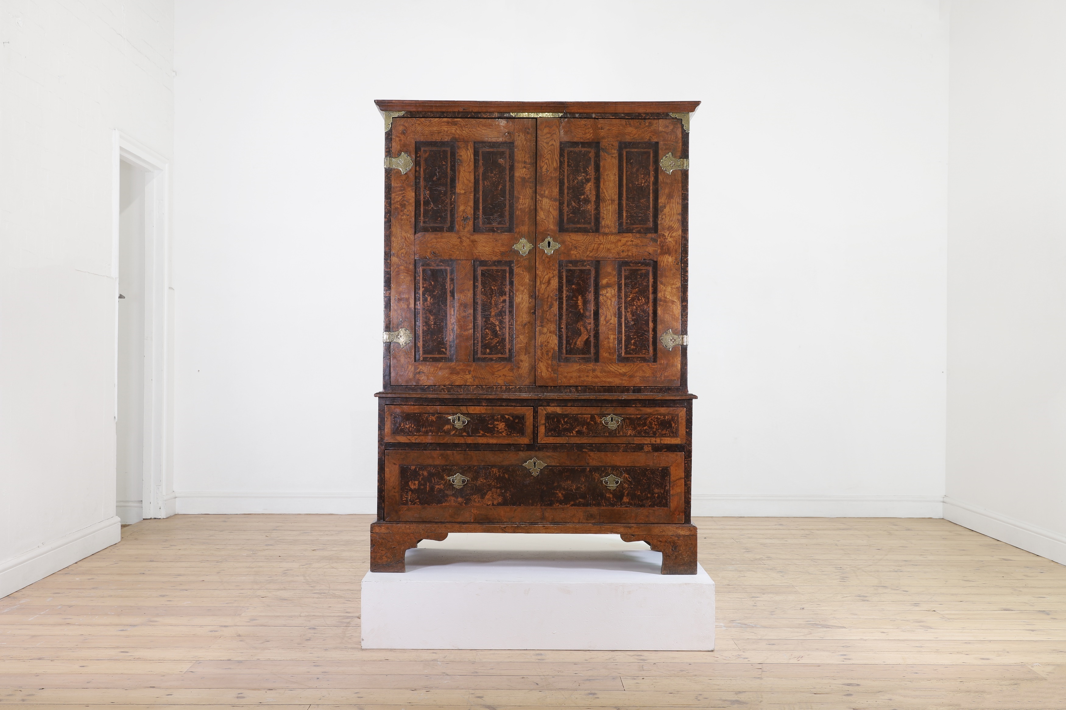 A George I oak and mulberry cabinet (£3,000-5,000)